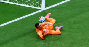 Fernando Muslera cometió otro grosero error y Bielsa lo sacó para el segundo tiempo: su floja respuesta permitió el gol de España imagen-3