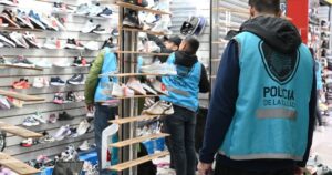 Un operativo sobre 12 locales terminó en el secuestro de 2.700 pares de zapatillas valuadas en $162 millones que habían ingresado por contrabando imagen-3