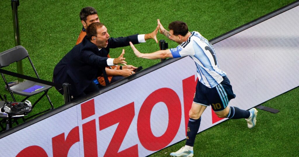 La emoción del periodista al que Messi le tocó las manos al festejar el gol imagen-5