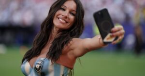 El llamativo look con el que impactó Pampita desde la cancha antes del debut de la Selección imagen-2