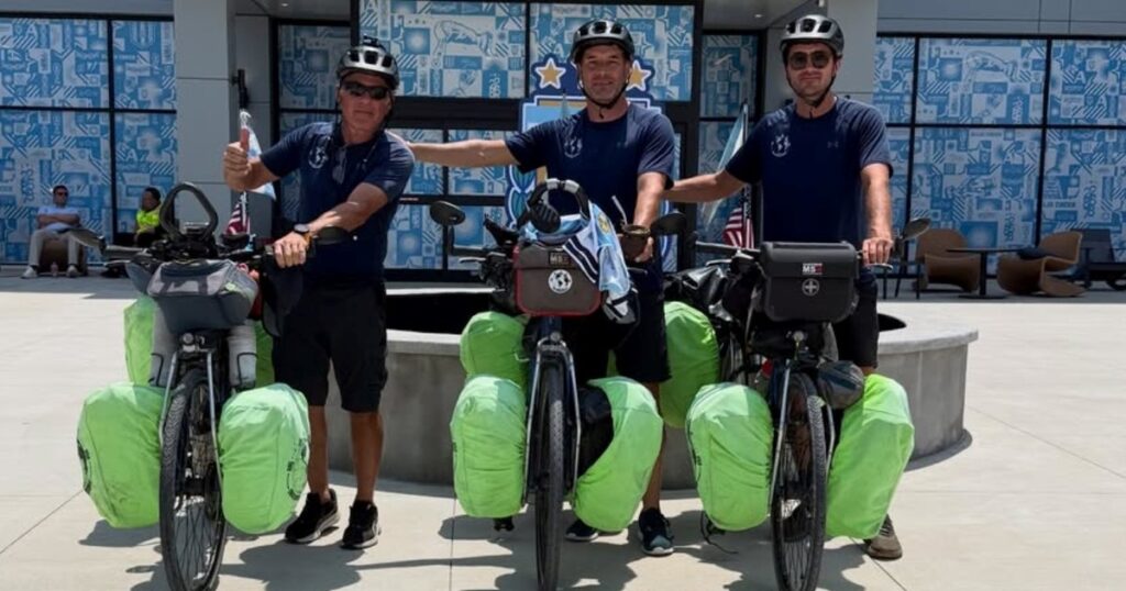Premio Mundial para los tres ciclistas que pedalearon desde Gualeguaychú a Estados Unidos: les regalaron entradas para el debut de la Selección imagen-5