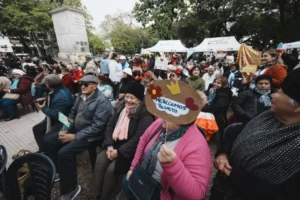 Adultos mayores participaron de una jornada artística por el buen trato en la Plaza San Martín Adultos mayores participaron de una jornada artística por el buen trato en la Plaza San Martín imagen-2