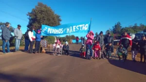 Padres cortan la Ruta 17 en Pozo Azul para exigir un docente y garantizar clases a más de 30 niños imagen-2
