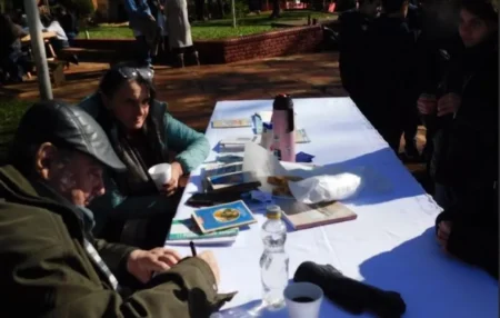 La plaza San Martín se llenó de libros, cuentos y chocolate en Puerto Libertad imagen-8