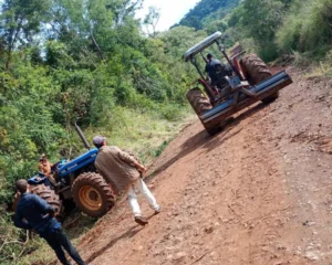 Vecinos de Pozo Azul reparan los sectores más deteriorados de la Ruta Provincial 224 Bis imagen-3