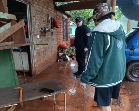 Una familia asistida por inundación en Jardín América imagen-6