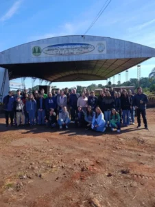 Estudiantes secundarios trabajan en una marca de yerba con la identidad de Campo Ramón Estudiantes secundarios trabajan en una marca de yerba con la identidad de Campo Ramón imagen-2