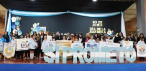 La comunidad de Colonia Wanda honró a la Bandera Nacional y a su creador imagen-1