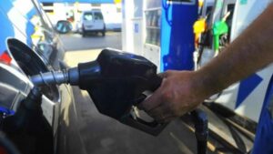La baja del petróleo no se reflejará por ahora en los surtidores de YPF imagen-4