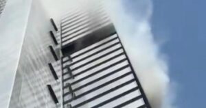 Desalojan uno de los rascacielos más altos de España por un incendio a mitad del edificio: se escuchó una explosión imagen-3