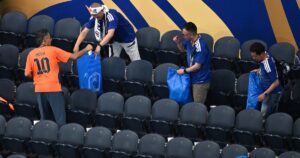 Sigue la tradición: los hinchas japoneses se quedaron juntando la basura del estadio al terminar el partido en Dallas imagen-1