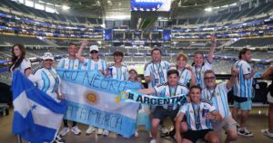 Dallas tuvo un clima distinto: miles de argentinos, pero más relajados y con la misión de conseguir entradas para el partido en Miami imagen-3