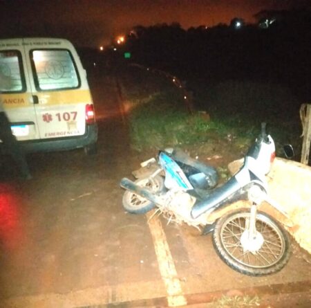 En Itacaruaré un motociclistas choco contra un puente. En Itacaruaré un motociclistas choco contra un puente. imagen-8