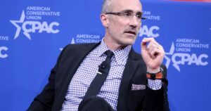 Arthur C. Brooks, catedrático de Harvard: “Las personas más felices hacen estas 4 cosas todos los días” imagen-4