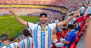 La historia de Nacho Juliano, el cronista que pudo ver la exhibición de Messi en el estadio gracias a Yanina Latorre imagen-3