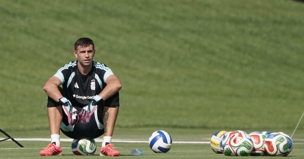 La importante decisión que Scaloni debe tomar con Dibu Martínez imagen-5
