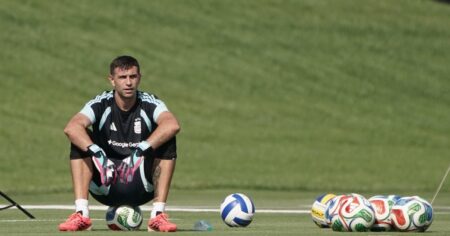 La importante decisión que Scaloni debe tomar con Dibu Martínez imagen-14