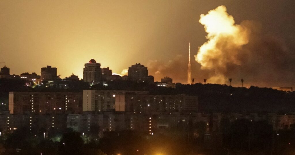 Rusia bombardeó Kiev con misiles balísticos: al menos ocho muertos en Ucrania Rusia bombardeó Kiev con misiles balísticos: al menos ocho muertos en Ucrania imagen-4