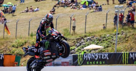 Video: Bezzechi, líder en el Mundial de Moto GP, a los cachetazos con un comisario de pista en plena Sprint imagen-11