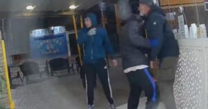 Terror en una heladería de La Matanza: ataque de tres ladrones armados para robarle a un hombre que estaba con su hija de 10 años imagen-2
