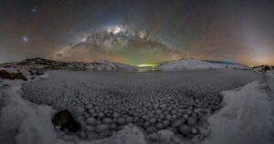 Esferas de hielo y un cielo mágico: la espectacular foto de un fenómeno único que se vivió en un rincón de la Patagonia imagen-4