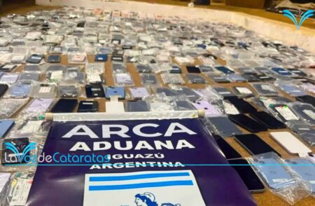 Aduana secuestró 637 iPhones ocultos en un utilitario que ingresaba por el Puerto Tres Fronteras imagen-8
