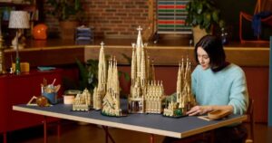 LEGO lanzó una Sagrada Familia de 12.060 piezas y convirtió la obra de Gaudí en el set más grande de su historia imagen-4