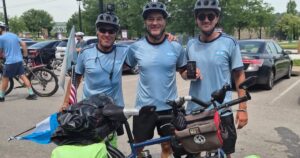 Olé en Kansas: los tres ciclistas argentinos que pasaron por 17 países en nueve meses para llegar al Mundial Olé en Kansas: los tres ciclistas argentinos que pasaron por 17 países en nueve meses para llegar al Mundial imagen-3