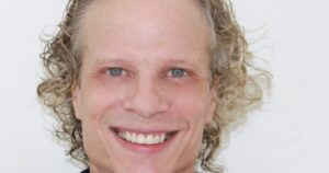 Don Grant, psicólogo: "Hay que estar alerta porque a diferencia de otros factores de riesgo de la crianza visibles, como la salud mental o el uso de sustancias, el abuso del celular por parte de los padres no es tan visible" imagen-4
