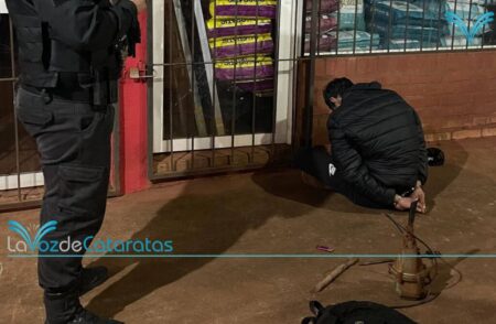 Intentó escapar con una bomba sumergible y terminó detenido en el barrio Cataratas imagen-68