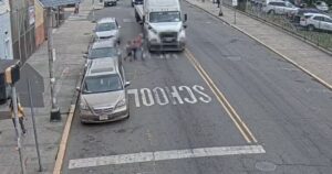 Una mujer y dos niños quedaron atrapados debajo de un camión: el impactante video del accidente Una mujer y dos niños quedaron atrapados debajo de un camión: el impactante video del accidente imagen-3