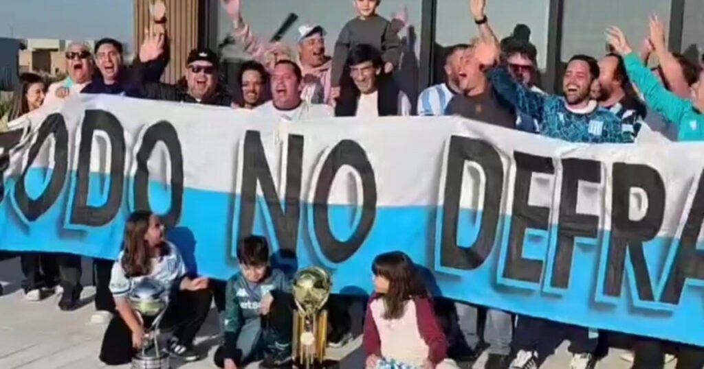 El particular regalo de hinchas de Racing a Costas y la emoción del técnico imagen-5
