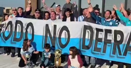 El particular regalo de hinchas de Racing a Costas y la emoción del técnico El particular regalo de hinchas de Racing a Costas y la emoción del técnico imagen-16
