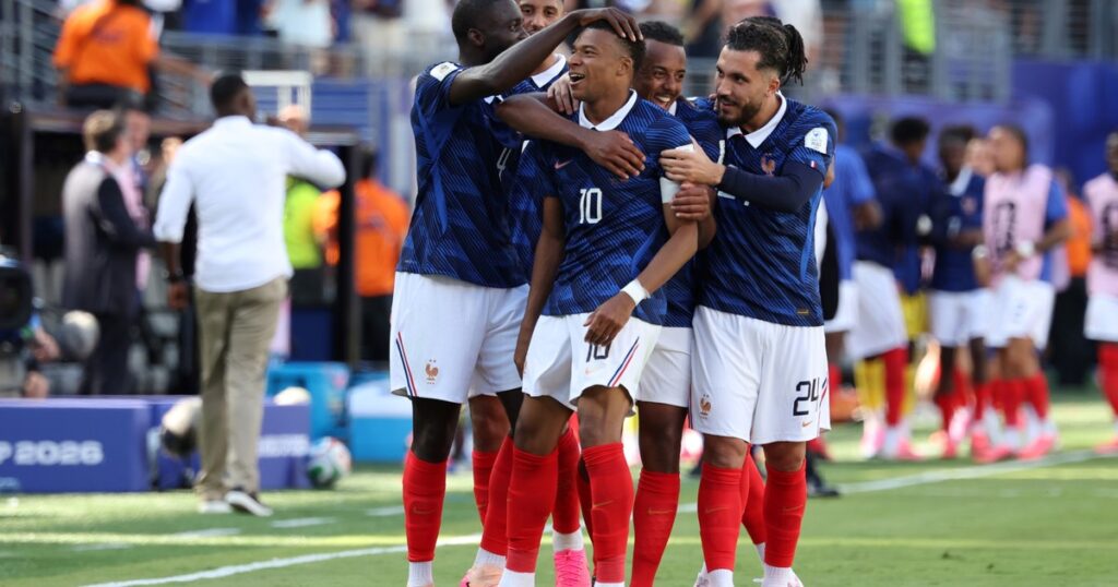 Eléctricos y brillantes: por qué casi todos los futbolistas usan botines rosas en el Mundial 2026 Eléctricos y brillantes: por qué casi todos los futbolistas usan botines rosas en el Mundial 2026 imagen-96