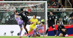 Video: el blooper del arquero de Corea en el 1-0 de México Video: el blooper del arquero de Corea en el 1-0 de México imagen-1