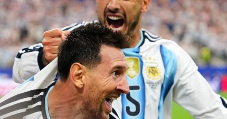 Messi insaciable: la "bronca por el penal" pese al doblete y récord absoluto en el Mundial imagen-16