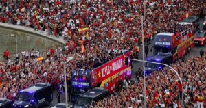 Una multitud recibió a la selección de España en Madrid: así fue la fiesta Una multitud recibió a la selección de España en Madrid: así fue la fiesta imagen-1