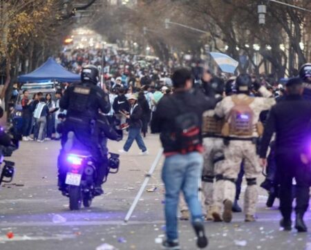 Incidentes en Córdoba: robaron una joyería, hubo disturbios y más de 40 detenidos en los festejos por el triunfo de Argentina imagen-7