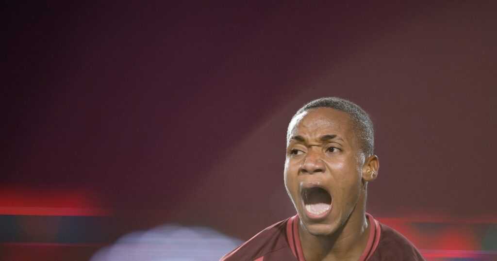 Se golpeó la cabeza, pero pudo seguir en cancha y fue el héroe de Lanús: «Quiero dar todo» Se golpeó la cabeza, pero pudo seguir en cancha y fue el héroe de Lanús: "Quiero dar todo" imagen-41