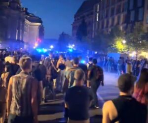 Un vehículo atropelló a una multitud durante la celebración por el Día del Orgullo en Berlín Un vehículo atropelló a una multitud durante la celebración por el Día del Orgullo en Berlín imagen-4