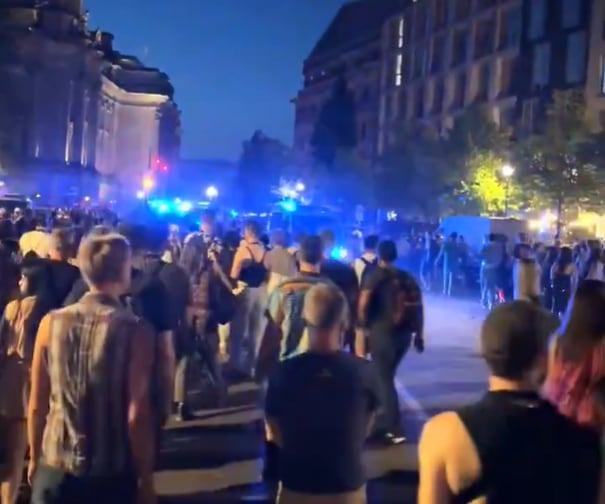 Un vehículo atropelló a una multitud durante la celebración por el Día del Orgullo en Berlín Un vehículo atropelló a una multitud durante la celebración por el Día del Orgullo en Berlín imagen-94