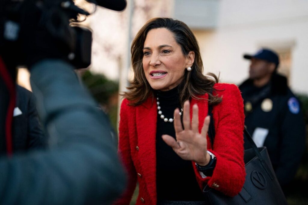 Ley de Dignidad: María Elvira Salazar avanza con el proyecto que ayudaría a regularizar estatus de migrantes en EE.UU. Ley de Dignidad: María Elvira Salazar avanza con el proyecto que ayudaría a regularizar estatus de migrantes en EE.UU. imagen-5