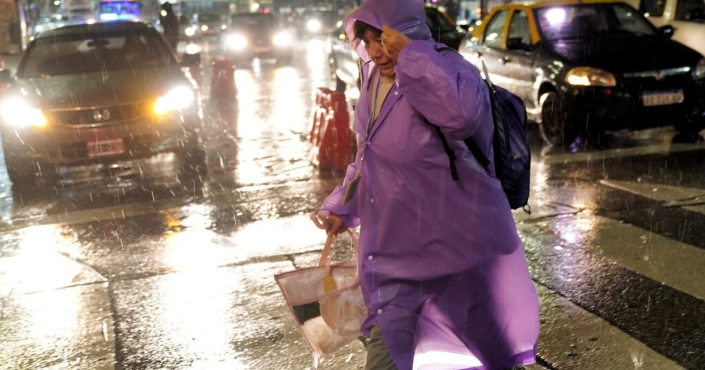 Diluvia en la Ciudad y el GBA y sigue el alerta naranja por tormentas: hasta qué hora continuarán las lluvias y las fuertes ráfagas imagen-101
