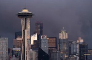 Un tiroteo dejó al menos dos muertos y cinco heridos en un complejo de eventos de Seattle imagen-1