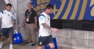 En silencio: así se retiraron del estadio los jugadores de la Selección después de la final perdida En silencio: así se retiraron del estadio los jugadores de la Selección después de la final perdida imagen-1