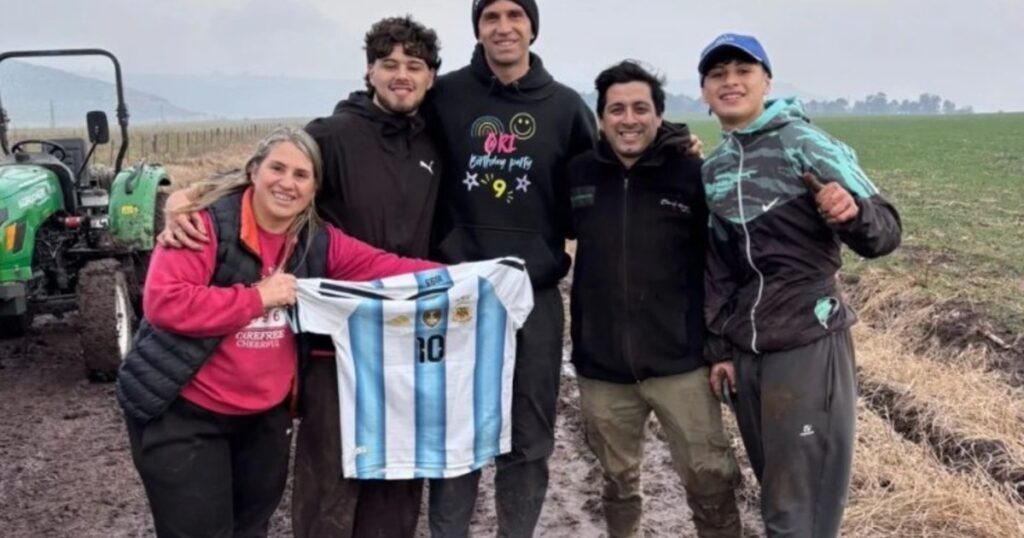 Se cruzó a Dibu Martínez "encajado" con su camioneta en el barro, lo ayudó a salir y se llevó su autógrafo imagen-5