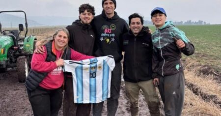Se cruzó a Dibu Martínez "encajado" con su camioneta en el barro, lo ayudó a salir y se llevó su autógrafo imagen-20