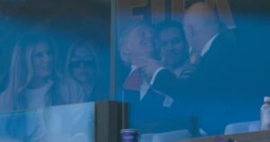 A Donald Trump le llevaron la Copa del Mundo a la platea en el medio del partido: sonrisa cómplice con Infantino y unas palmadas al trofeo A Donald Trump le llevaron la Copa del Mundo a la platea en el medio del partido: sonrisa cómplice con Infantino y unas palmadas al trofeo imagen-3