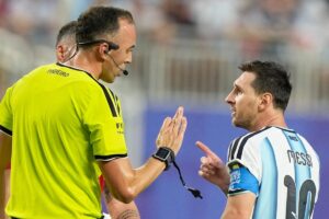 El intercambio de Messi con el árbitro en el partido contra Suiza imagen-3