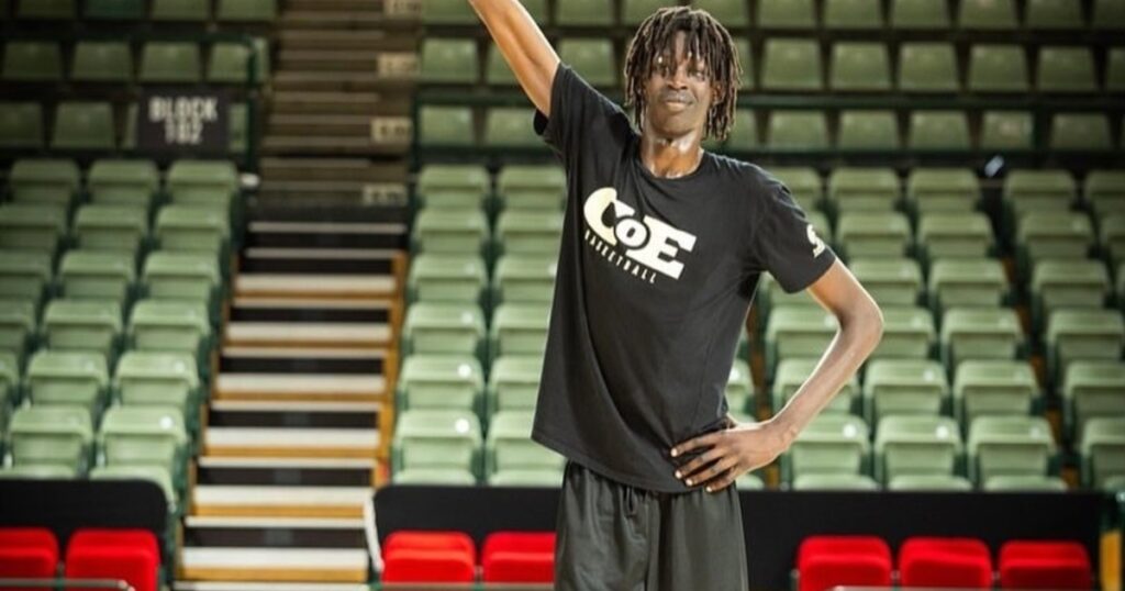 Tiene 18 años, mide más que Wembanyama y ya hace ruido en la NBA imagen-41